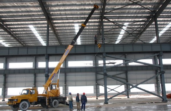 鋼結(jié)構(gòu)廠房是怎樣報(bào)價(jià)的？每平米報(bào)價(jià)？按噸報(bào)價(jià)？