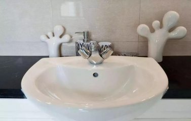 移動廁所的馬桶、面盆油漬和污垢不知如何去除